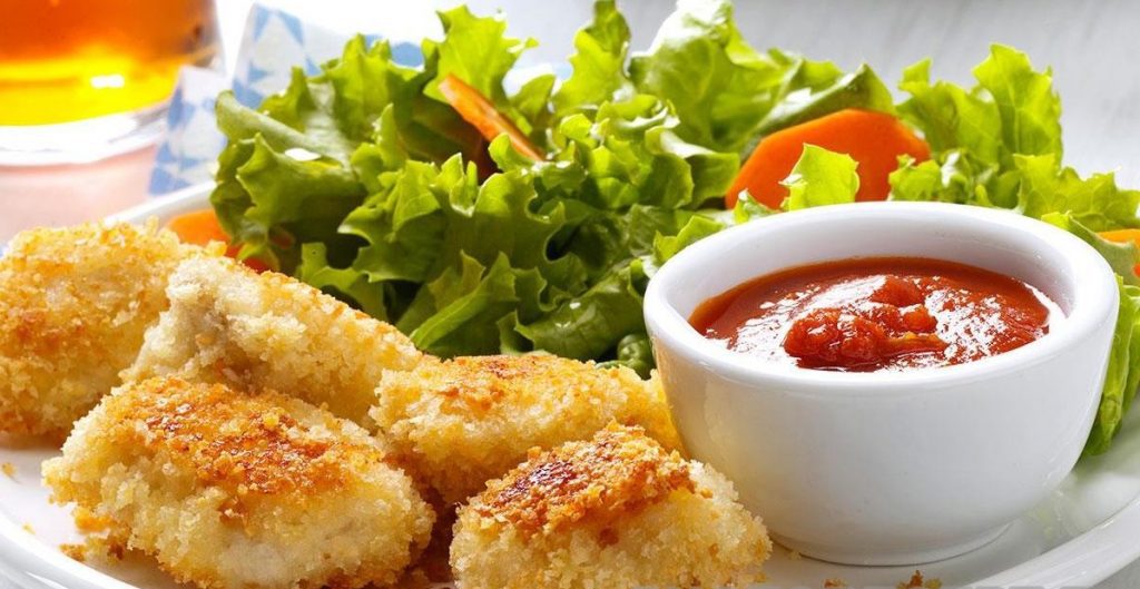 Куриные наггетсы с чесночным и томатным соусом