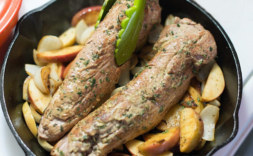 Нежная свинина, запеченная с яблоками в фольге