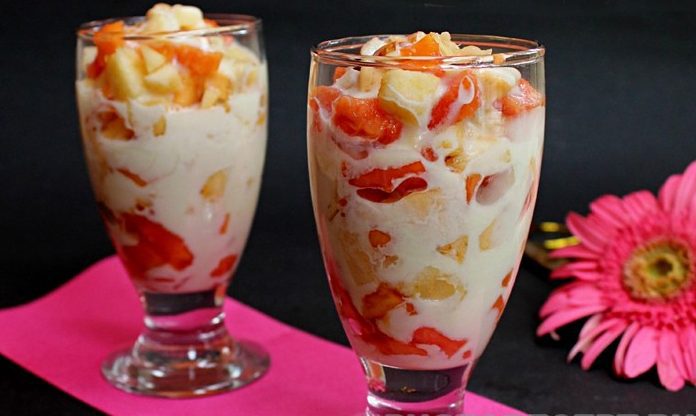 Салат фруктовый с орехами и мороженным