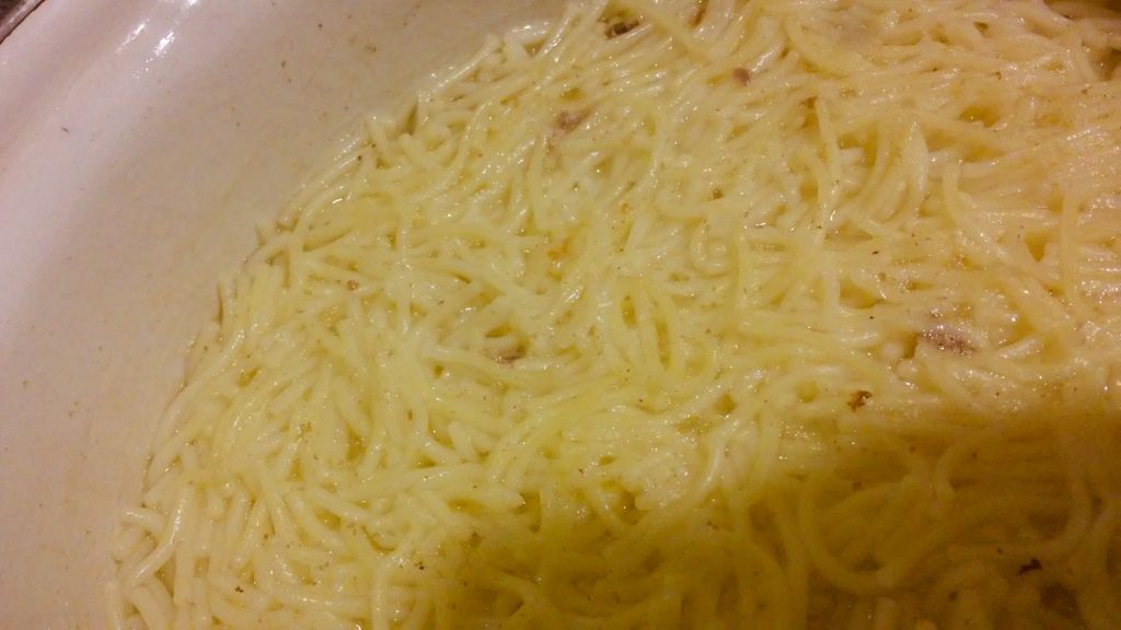 суп с курицей и лапшой паутинкой. 20180910 224230. суп с курицей и лапшой паутинкой фото. суп с курицей и лапшой паутинкой-20180910 224230. картинка суп с курицей и лапшой паутинкой. картинка 20180910 224230. Предлагаю рецепт куриного супа с овощами и жареной вермишелью "паутинкой". Супчик получается очень вкусным, ароматным. Зачастую вермишель в супе разваривается, а это не лучшим образом влияет на вкус и внешний вид блюда. Поэтому я предлагаю обжарить паутинку перед добавлением в куриный суп. В результате вермишель в готовом блюде останется плотной и упругой, а суп получится особенно вкусным. Попробуйте!