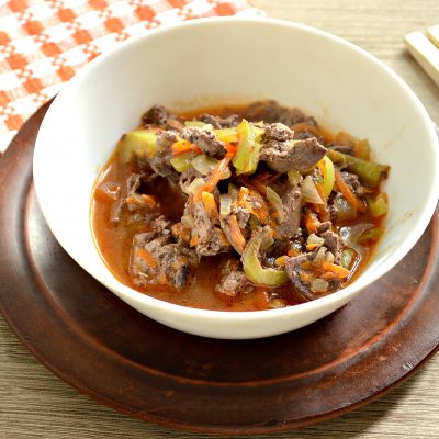 Печень куриная, тушеная с овощами на сковороде - рецепт с фото