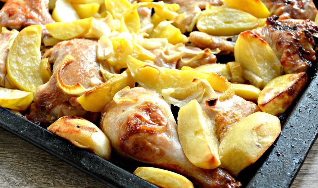 Курица в сырном соусе, запеченная с овощами