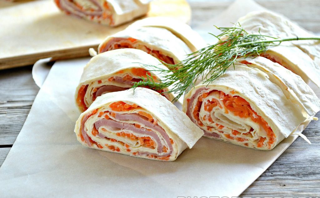 Закусочный рулет из лаваша с корейской морковкой и ветчиной