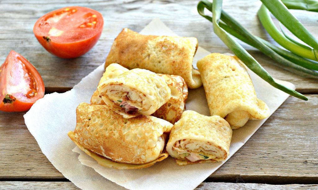 Блины с начинкой из копченой курицы и сыра
