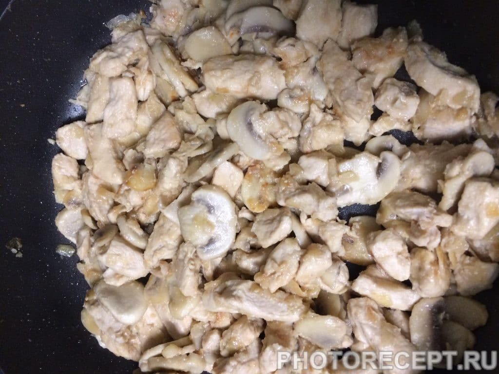 Фото рецепта - Паста под сливочным соусом с курицей и грибами - шаг 6