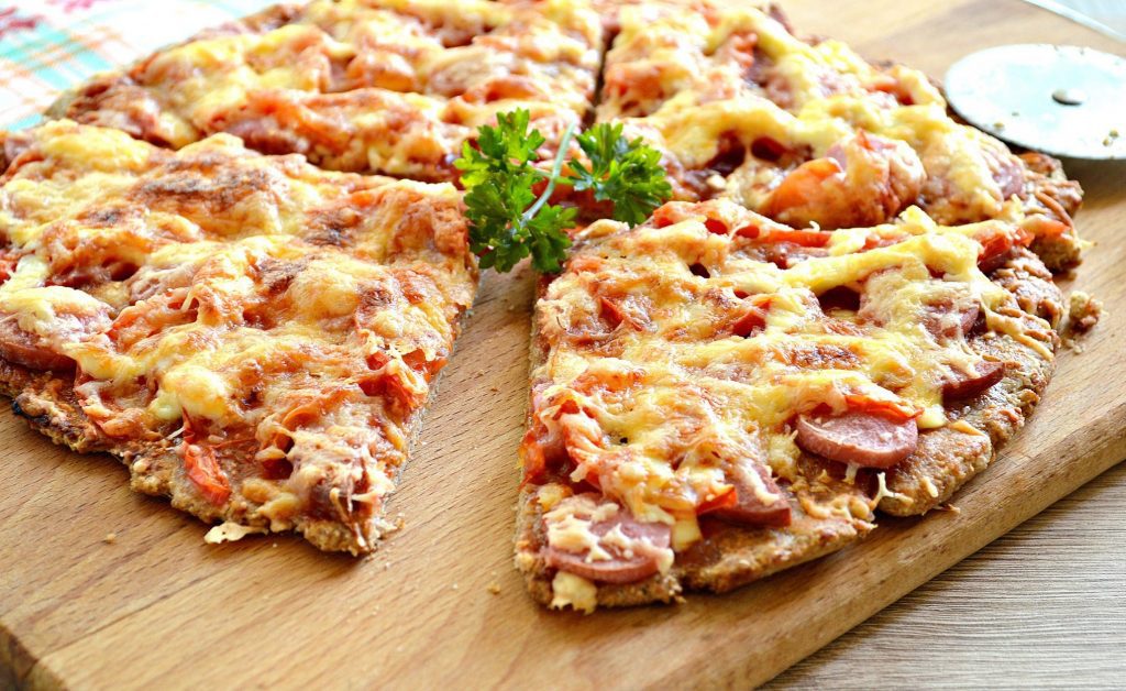 Вкусная пицца с сосисками и копченой колбасой
