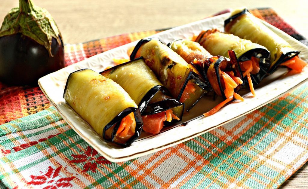 Вкусные рулетики из баклажан с корейской морковкой и помидорами