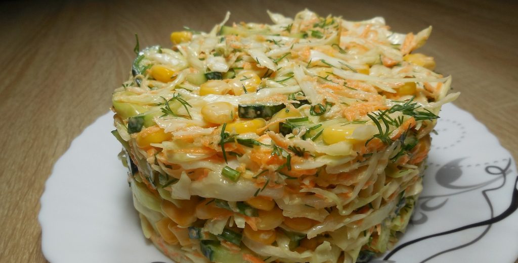 Быстрый, вкусный и красивый салат с капустой и овощами
