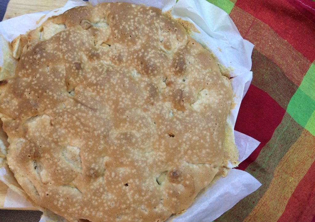 Шарлотка с корицей и грецкими орехами