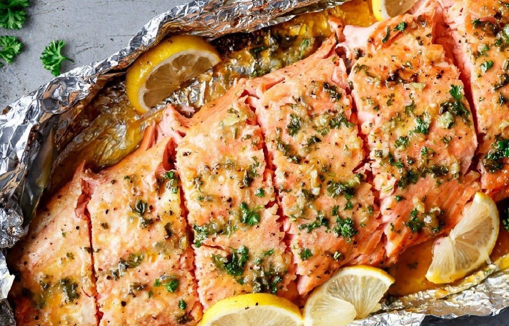Маринованная запеченная форель с пряными травами в фольге