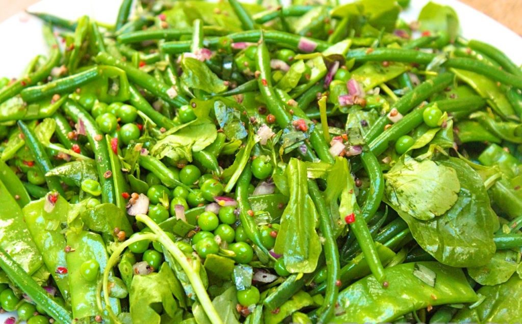 Салат из стручковой фасоли с зеленым горошком и шпинатом