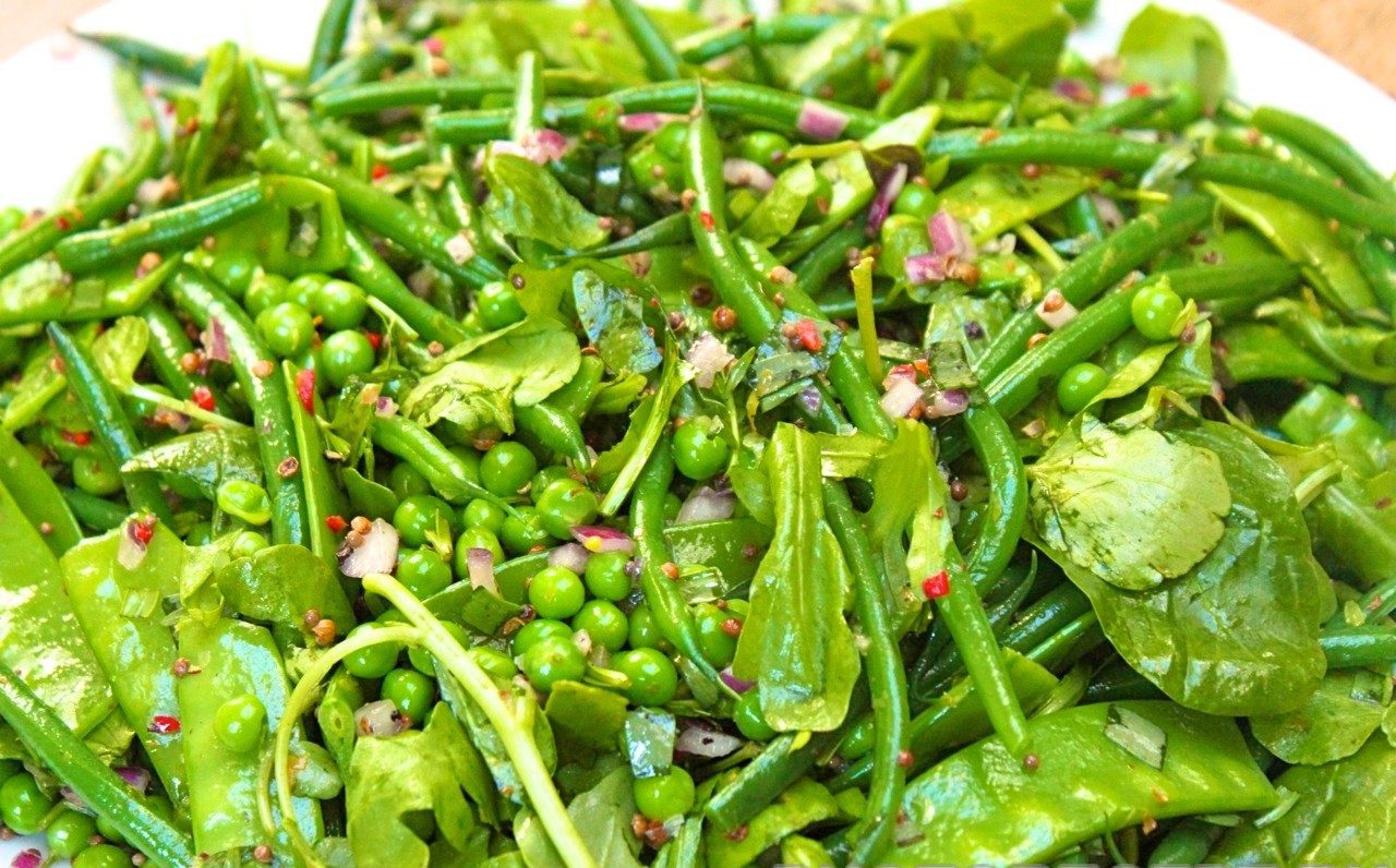 Салат из стручковой фасоли с зеленым горошком и шпинатом