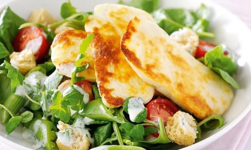Салат с жареным сыром, горошком  и помидорами