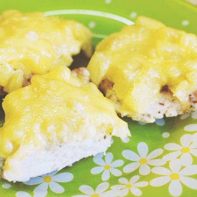 Сочная куриная грудка с ананасом и сыром - рецепт с фото