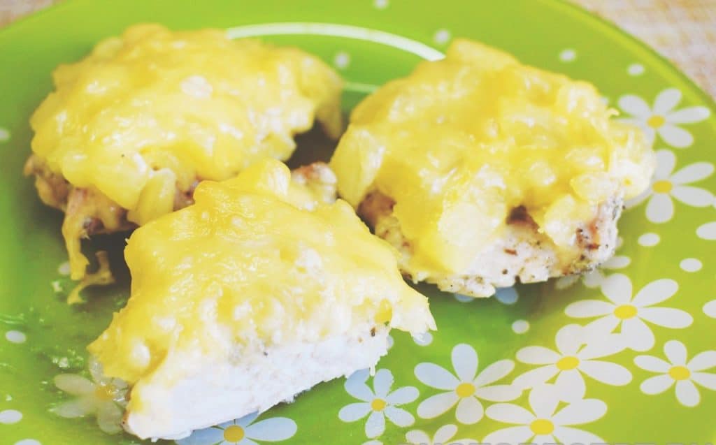 Сочная куриная грудка с ананасом и сыром