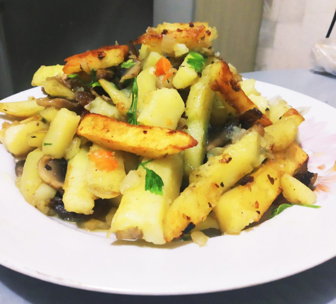 Жареный картофель с грибами и зеленью