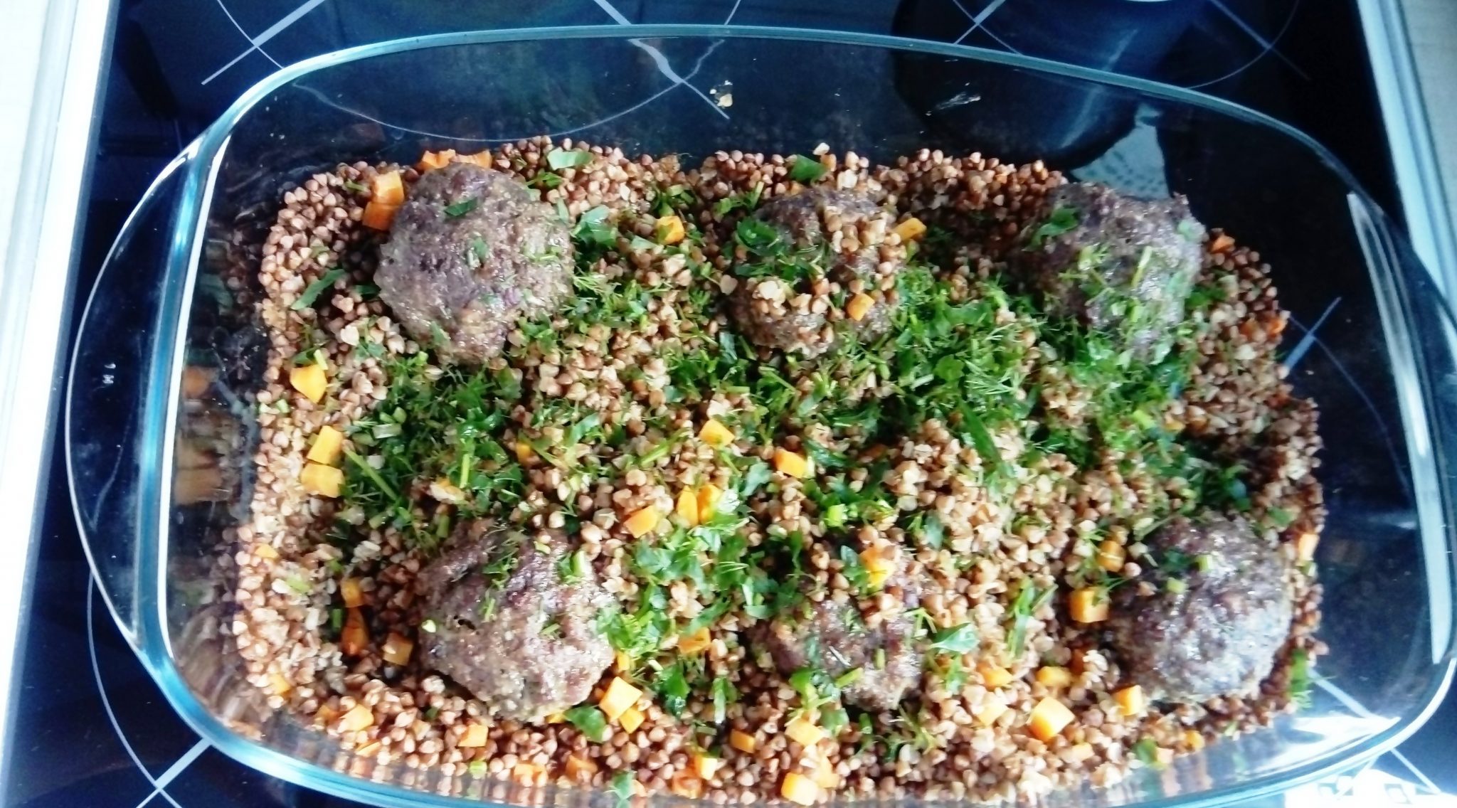 котлеты с гречкой и фаршем в духовке. гречка по купечески. гречка с котлетами в духовке. запеканка с фаршем и гречкой в духовке. гречка с мясом на сковороде.