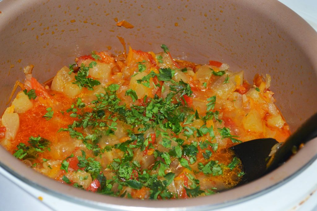 Яркое рагу из овощных культур с баклажанами