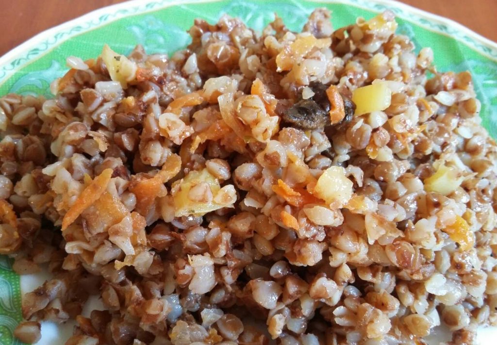Гречка с овощами на сковороде
