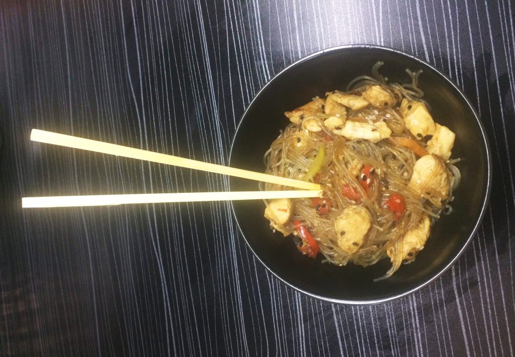 Фунчоза с курицей и овощами