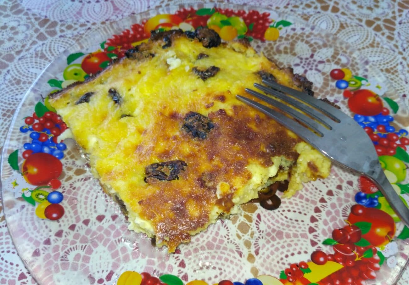 Творожная запеканка с изюмом на манке