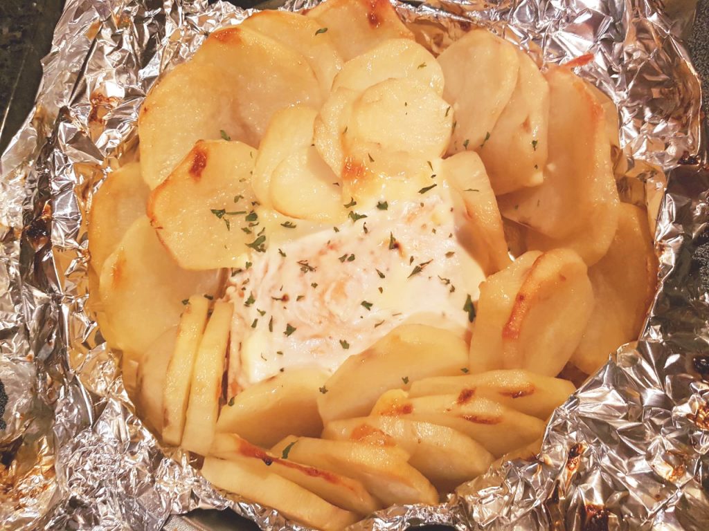 Красная рыба запеченная с картофелем