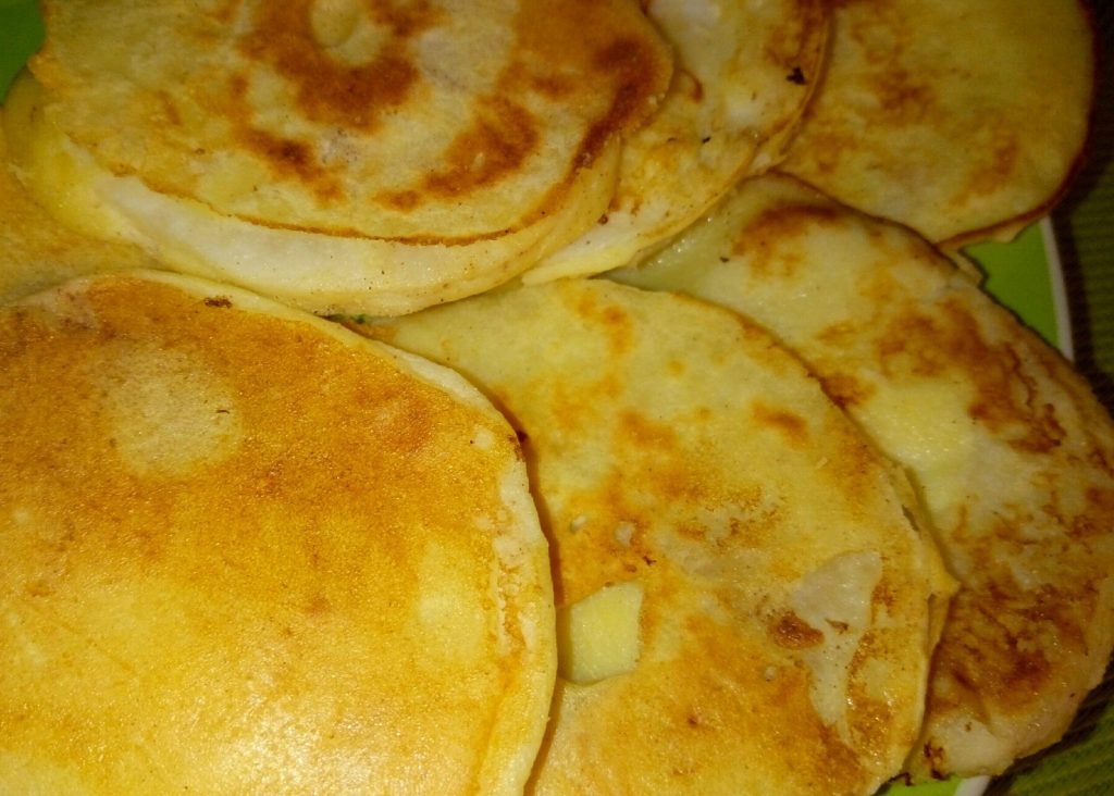 Яблочные оладьи