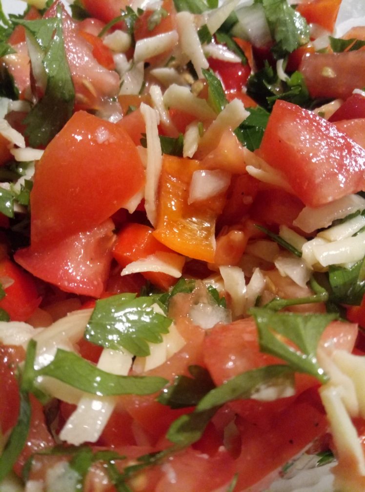 Салат с сыром, помидорами и перцем