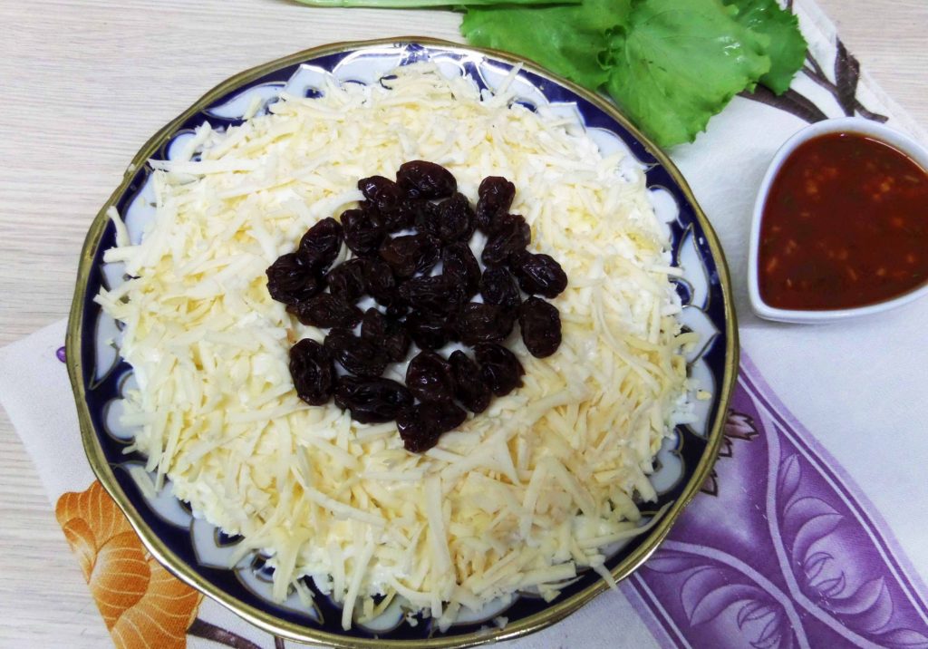 Салат с куриной грудкой и грецкими орехами