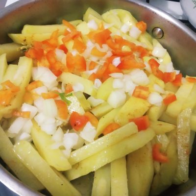 Фото рецепта - Жареный картофель с грибами и зеленью - шаг 4