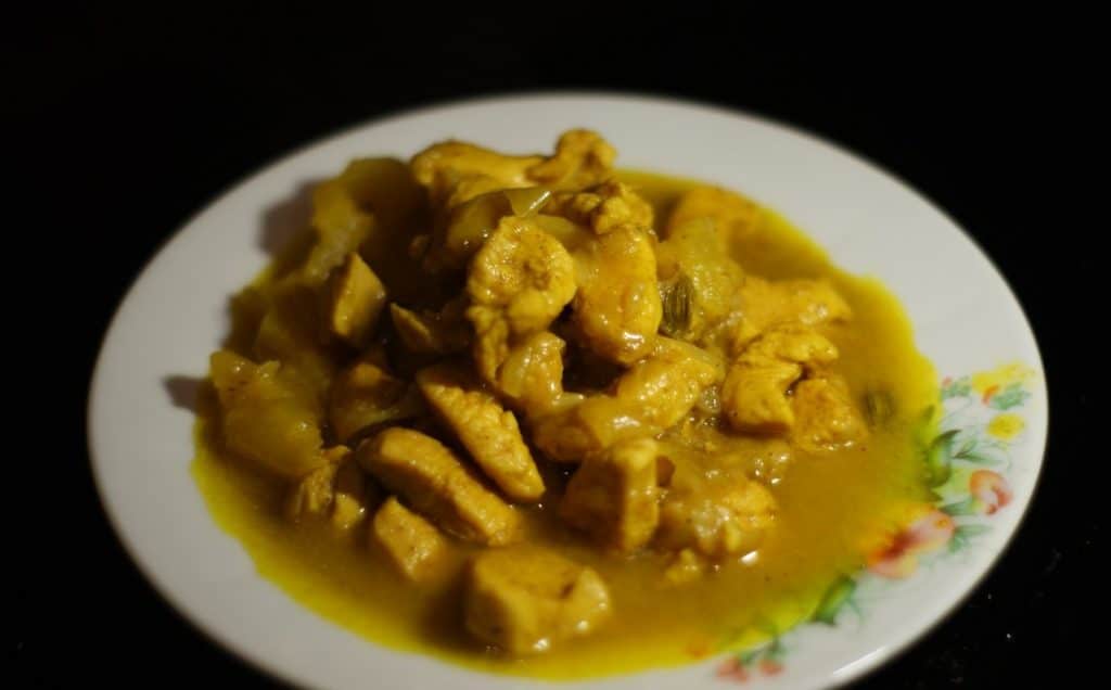 Куриное филе в соусе карри с кокосовым молоком и ананасом