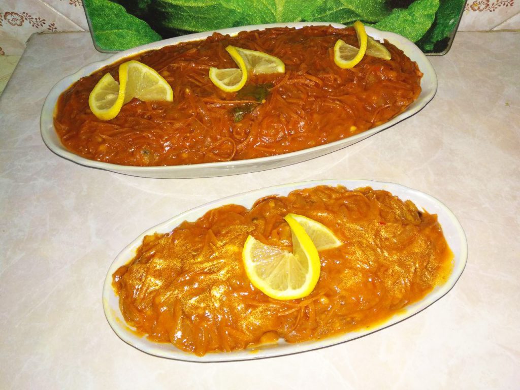 Хек под овощами (лук и морковь)