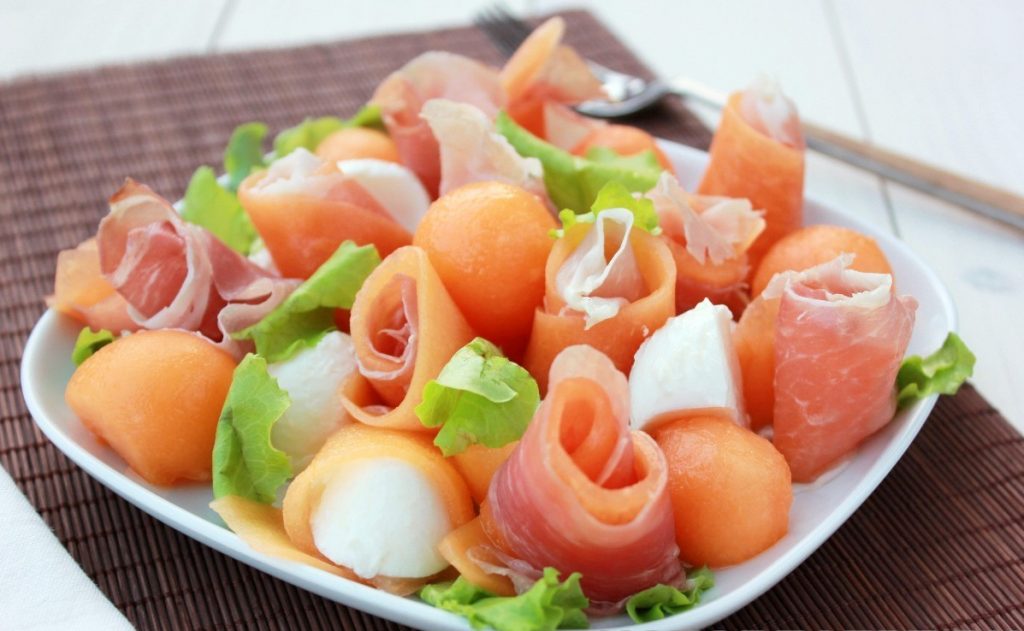 Праздничная закуска из дыни, сыра и ветчины