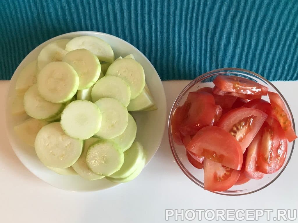 Фото рецепта - Сочная курочка с помидорами и кабачками в духовке - шаг 3