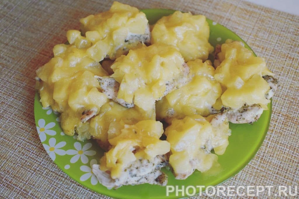 Фото рецепта - Сочная куриная грудка с ананасом и сыром - шаг 8