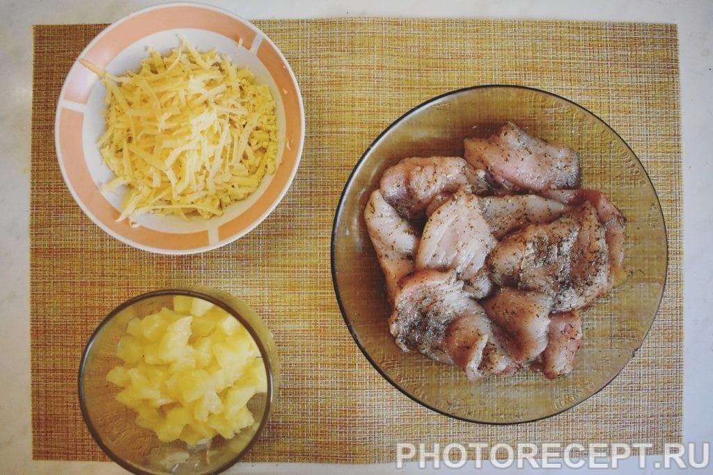 Фото рецепта - Сочная куриная грудка с ананасом и сыром - шаг 4