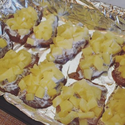 Фото рецепта - Сочная куриная грудка с ананасом и сыром - шаг 6