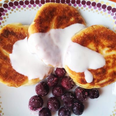 Классические сырники со сметанным кремом - рецепт с фото Классические сырники со сметанным кремом - рецепт с фото