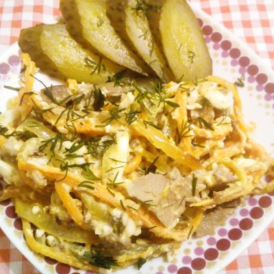 Печеночный салат с соленым огурцом - рецепт с фото