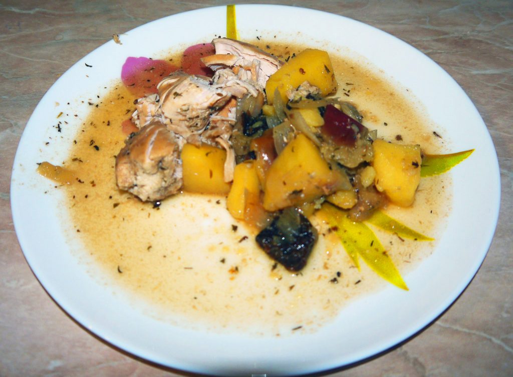 Курица с яблоками