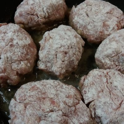 Фото рецепта - Вкусные котлетки из мяса бычков - шаг 5