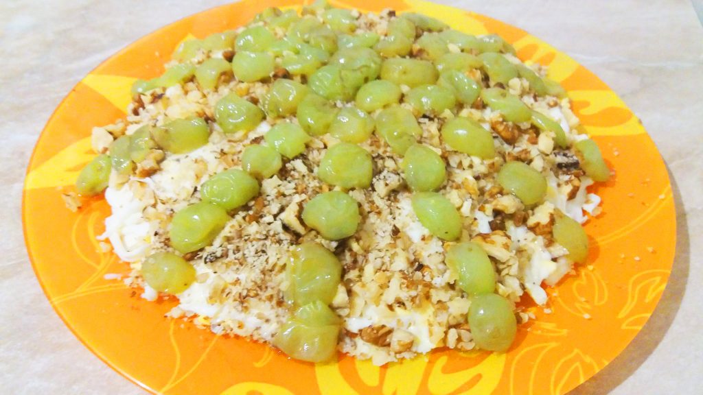 Слоеный салат с курицей и виноградом