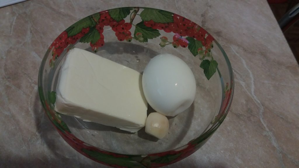 Фото рецепта - Закуска из соленого печенья с сыром, яйцом и чесноком - шаг 1