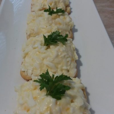 Фото рецепта - Закуска из соленого печенья с сыром, яйцом и чесноком - шаг 5