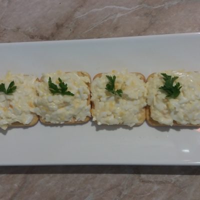 Фото рецепта - Закуска из соленого печенья с сыром, яйцом и чесноком - шаг 5