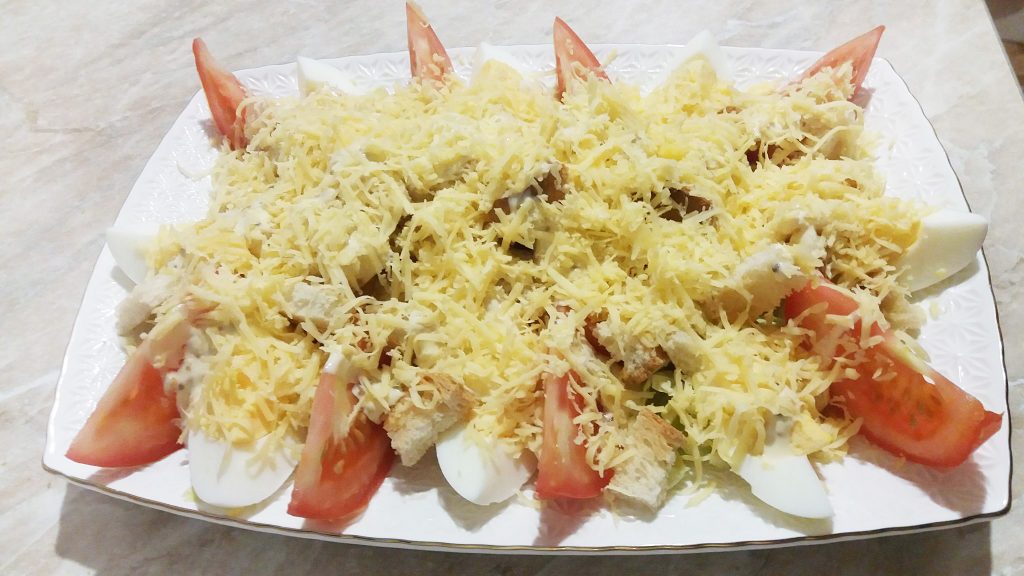 Простой салат Цезарь с курицей