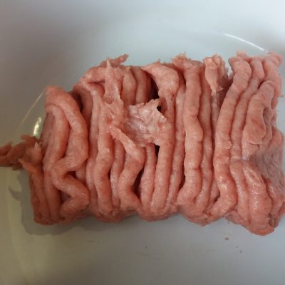 Фото рецепта - Мясной пирог из слоеного теста с фаршем индейки - шаг 1