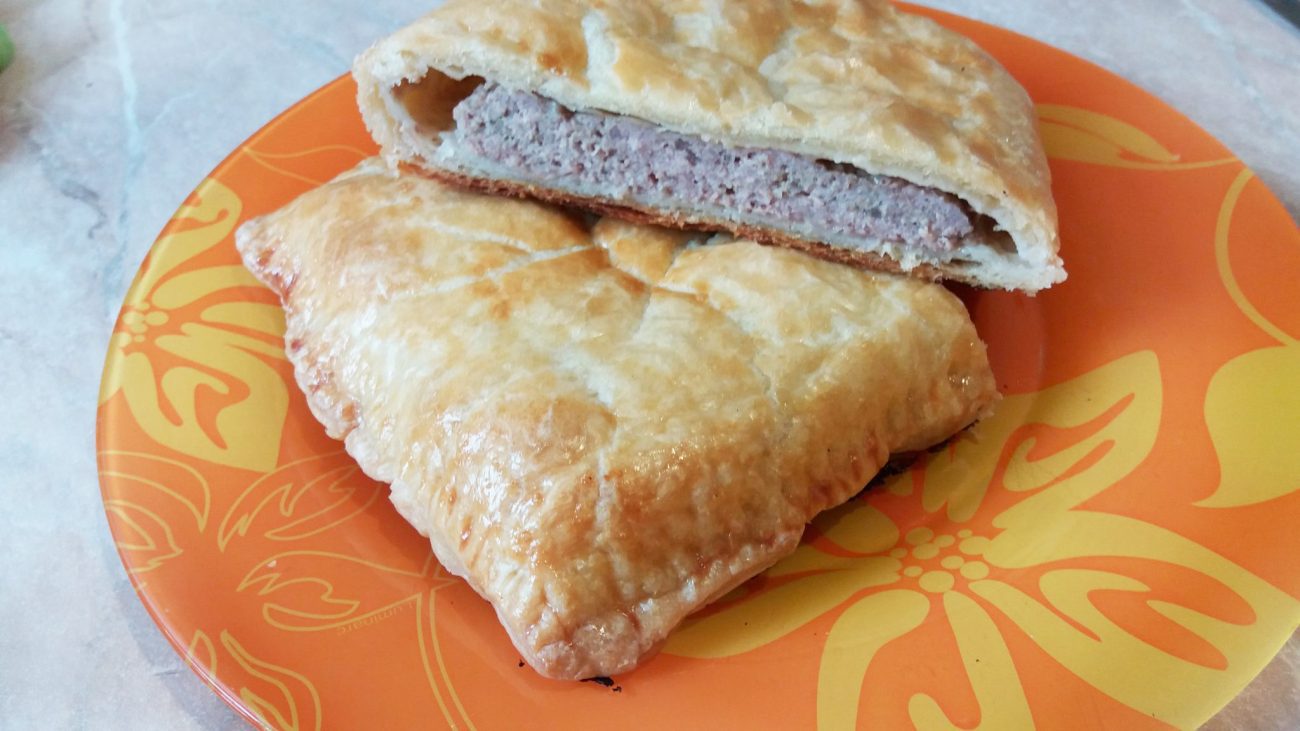 Мясной пирог из слоеного теста с фаршем индейки