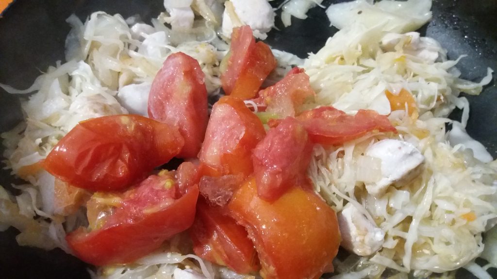 Фото рецепта - Тушеная квашеная капуста с куриной грудкой - шаг 3