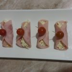 Фото рецепта - Рулетики из ветчины с яйцом и сыром - шаг 3